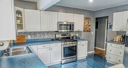 4-bedroom vacation home 8 minutes to Downtown Market