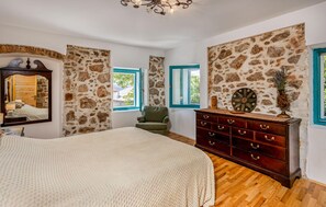 3 عدّة غرف نوم  وخزنة داخل الغرفة وسرير سفر وواي فاي مجانًا