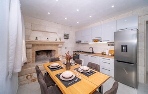 冷蔵庫、コンロ、食器洗い機、コーヒー / ティーメーカー