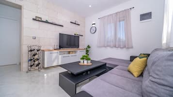 Televisión, chimenea y tenis de mesa