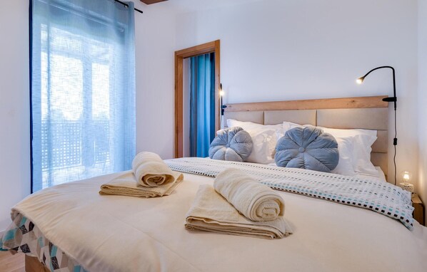 2 bedrooms, iron/ironing board, travel cot, free WiFi