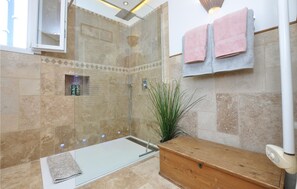 Bathtub - Lovely home in Fréjus (Fréjus)