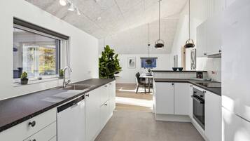 KylskÄp, mikrovÄgsugn, spishÀll och diskmaskin