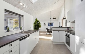 Kylskåp, mikrovågsugn, spishäll och diskmaskin
