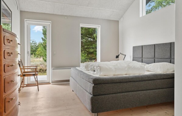 4 bedrooms, travel crib, free WiFi