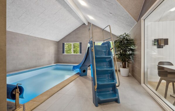 Piscine intérieure