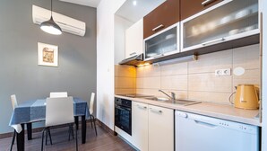 Una cocina moderna equipada con lavavajillas, horno y cafetera.