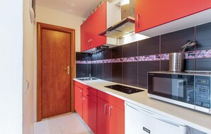 Frigorífico, microondas, placa de cocina y cafetera o tetera