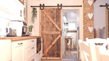 Een koelkast, een oven, een kookplaat, een vaatwasser