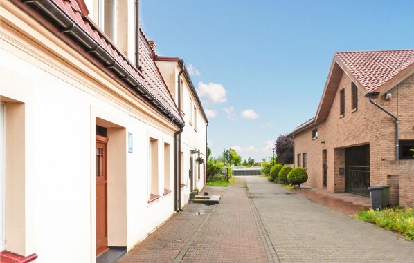 Een smalle straat met gebouwen aan beide kanten, een combinatie van traditionele en moderne architectuur.
