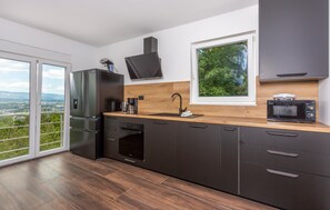 Fridge, oven, dishwasher, coffee/tea maker - Beautiful home in Rukavac with WiFi (Rukavac)