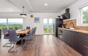 Fridge, oven, dishwasher, coffee/tea maker - Beautiful home in Rukavac with WiFi (Rukavac)