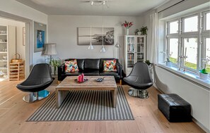 Een smart-tv, een open haard en een stereo