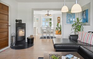 Smart TV, chimenea, reproductor de DVD y estéreo 