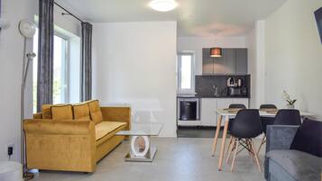 Een televisie, tafelvoetbal en een tafeltennistafel