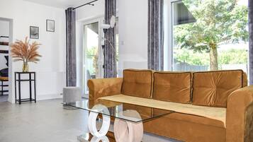 Een televisie, tafelvoetbal en een tafeltennistafel