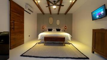 Deluxe Room, 1 King Bed, Poolside | 1 bedroom, Egyptian cotton sheets, premium bedding, Select Comfort beds