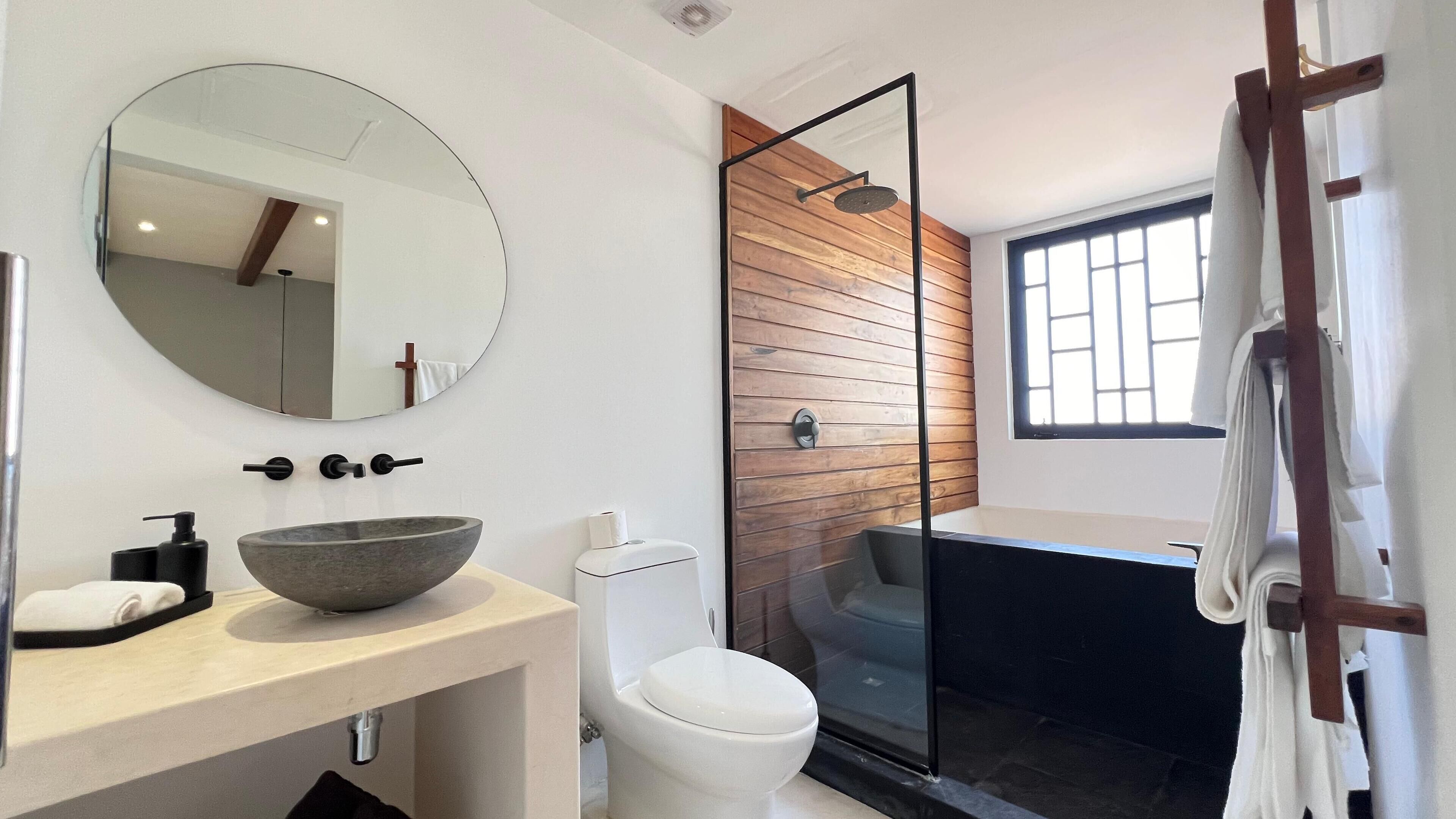 Suite Prestigio, 1 cama King size, microondas | Baño | Regadera, regadera tipo lluvia, amenidades de baño gratuitas 