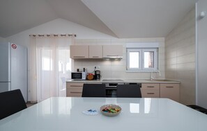 ثلاجة، فرن، موقد طهي مسطح، غسالة أطباق