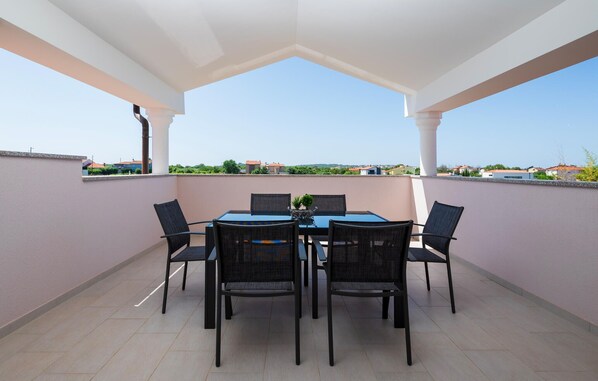 تناول الطعام بالخارج