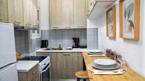 Stovetop, coffee/tea maker, toaster, kitchen islands