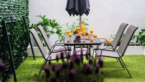 Outdoor dining - Lux Garden Apartment near Acropolis in the heart of Athens  (Athina)