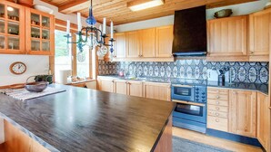 Una cucina con mobili in legno, un piano di lavoro scuro e un forno a incasso.