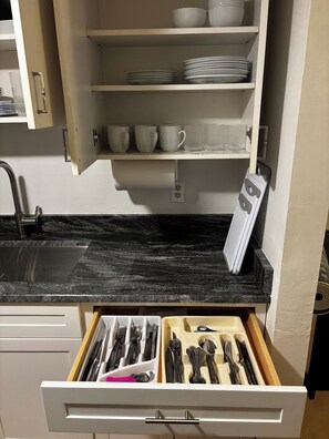 Kjøleskap, mikrobølgeovn, kokeplater og kaffetrakter/tekoker