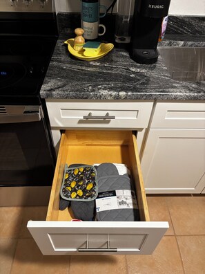 Kühlschrank, Mikrowelle, Herdplatte, Wasserkocher mit Kaffee-/Teezubehör