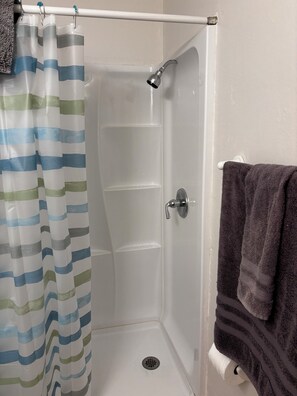 Dusche, Haartrockner, Handtücher, Seife