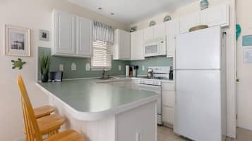 Een koelkast, een magnetron, een kookplaat, een vaatwasser