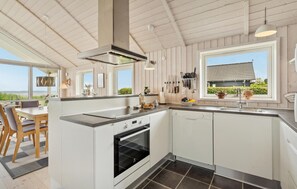 ثلاجة، فرن، موقد طهي مسطح، غسالة أطباق