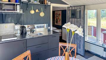 Fridge, stovetop, coffee/tea maker