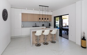 Fridge, oven, stovetop, dishwasher - Luxurious home in Komarna (Komarna)