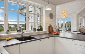 Kjøleskap, kokeplater, oppvaskmaskin og kaffetrakter/tekoker