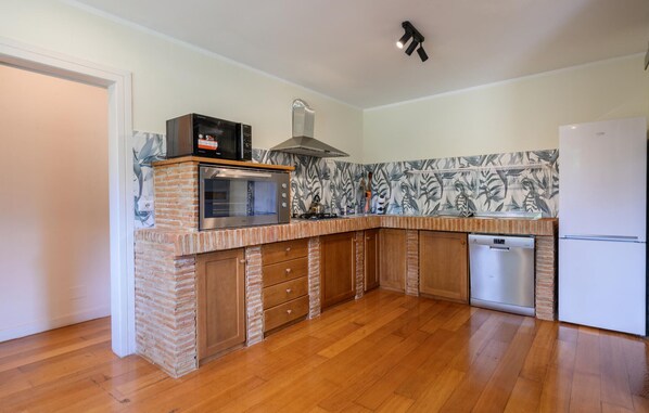 Refrigerador, parrilla de estufa, lavavajillas y utensilios de cocina 