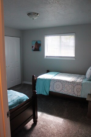 3 bedrooms, desk, iron/ironing board, free WiFi