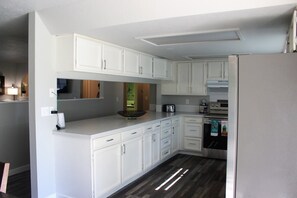 Kjøleskap, mikrobølgeovn, ovn og kokeplater