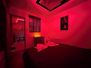 1 室のベッドルーム、デスク、旅行用ベビーベッド、WiFi (無料)