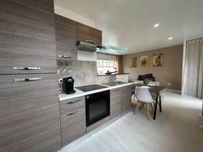 冷蔵庫、電子レンジ、オーブン、コンロ