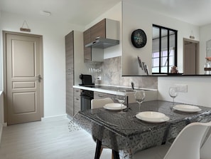 Fridge, microwave, oven, stovetop - L'aphrodite (Huttenheim)