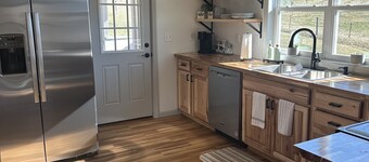 Romantic cottage, pet friendly, stunning views of Smoky mtns. & Pigeon River. 