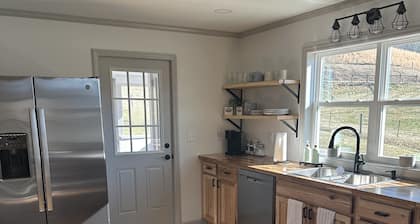 Romantic cottage, pet friendly, stunning views of Smoky mtns. & Pigeon River.