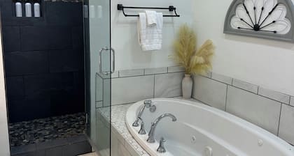 Romantic cottage, pet friendly, stunning views of Smoky mtns. & Pigeon River.