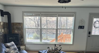 Romantic cottage, pet friendly, stunning views of Smoky mtns. & Pigeon River.