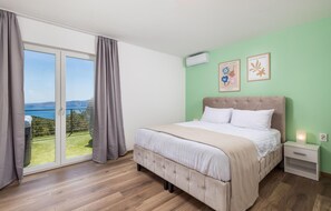 3 quartos, ferros/tábuas de passar roupa, berço de viagem