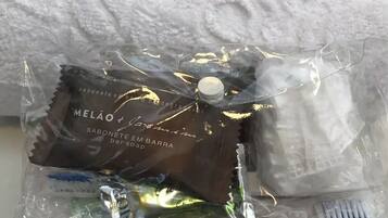 Chuveiro, secador de cabelo, toalhas de banho, sabonete