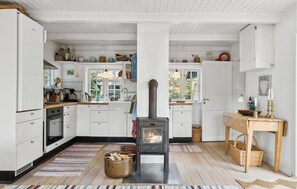 Fridge, stovetop, dishwasher, coffee/tea maker - 3 bedroom awesome home in Tranekær (Tranekær)