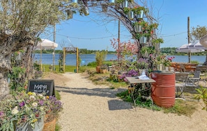 المنطقة المحيطة بالمنشأة