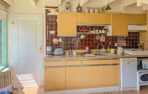 Réfrigérateur, four à micro-ondes, surface de cuisson, cafetière-théière